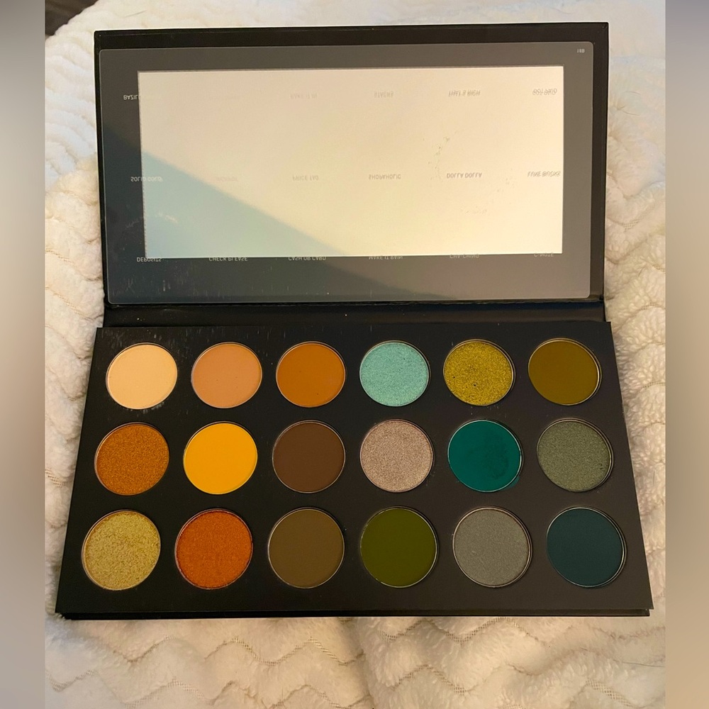 Morphe - 18b Makin Bank eyeshadow palette